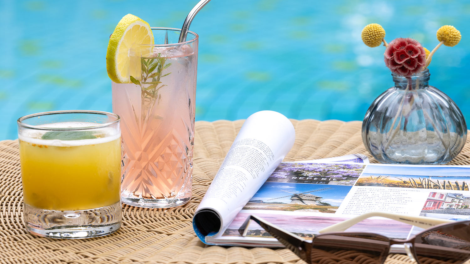 cocktails-pool-hotel