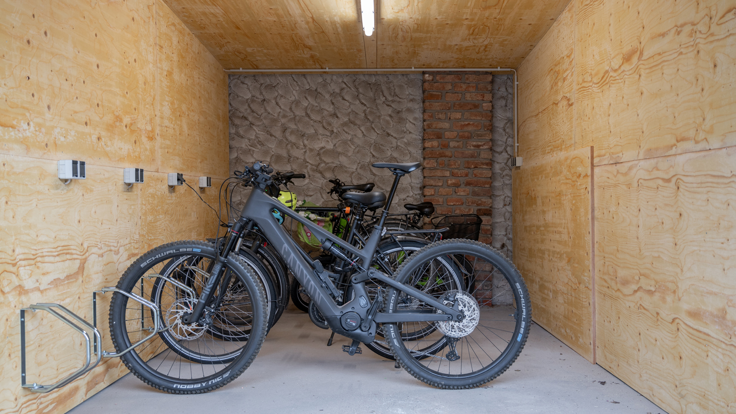 Batterien aufladen für Auto und Fahrrad