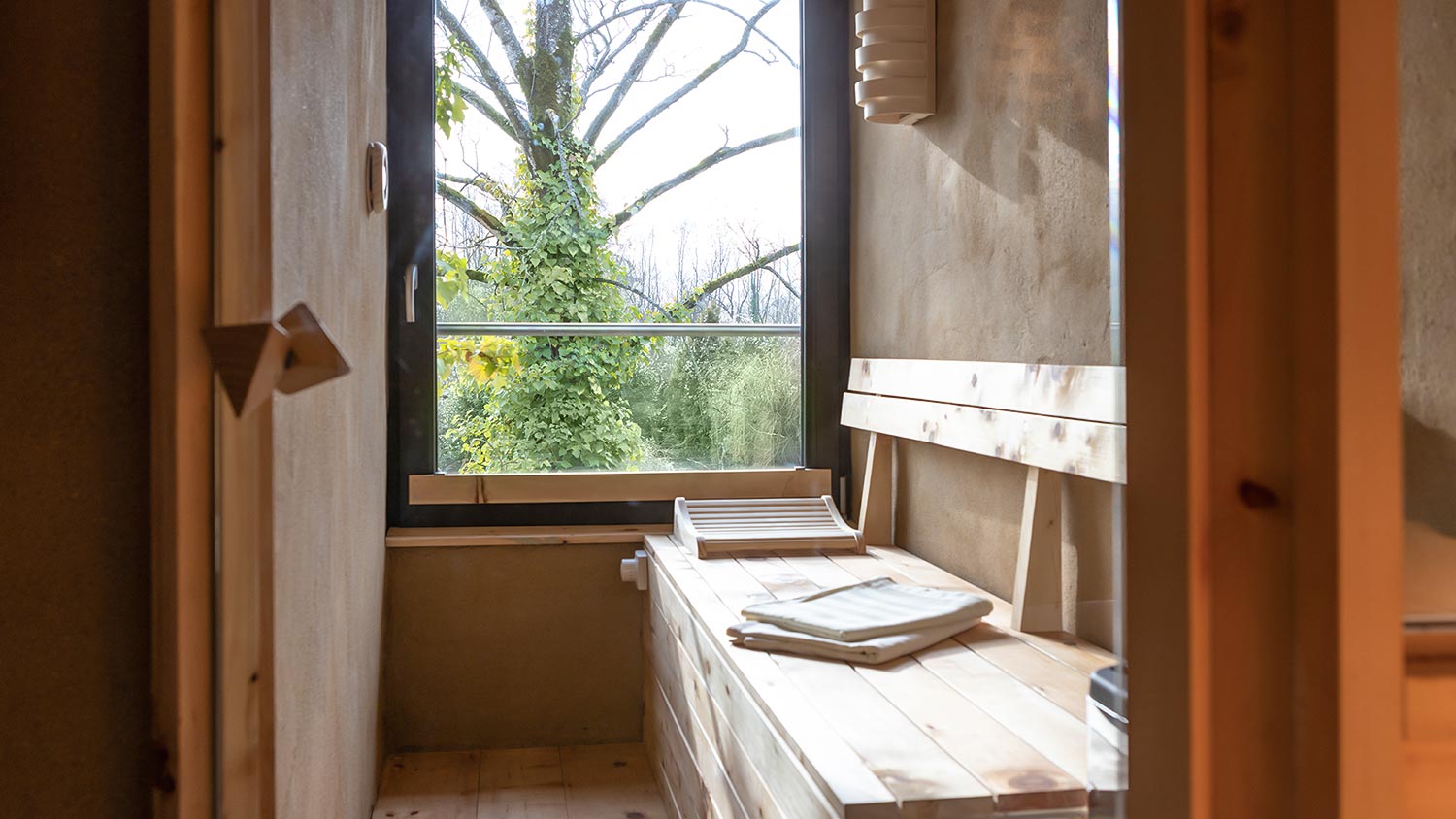 natursauna-wellnesszimmer-parkblick