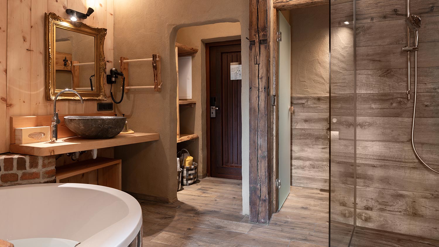 naturzimmer-badewanne-lehmputz
