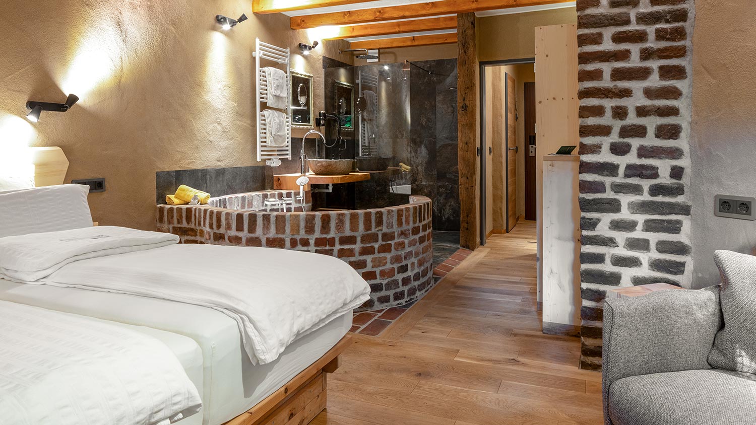 hotelzimmer-mit-badewanne-sauna