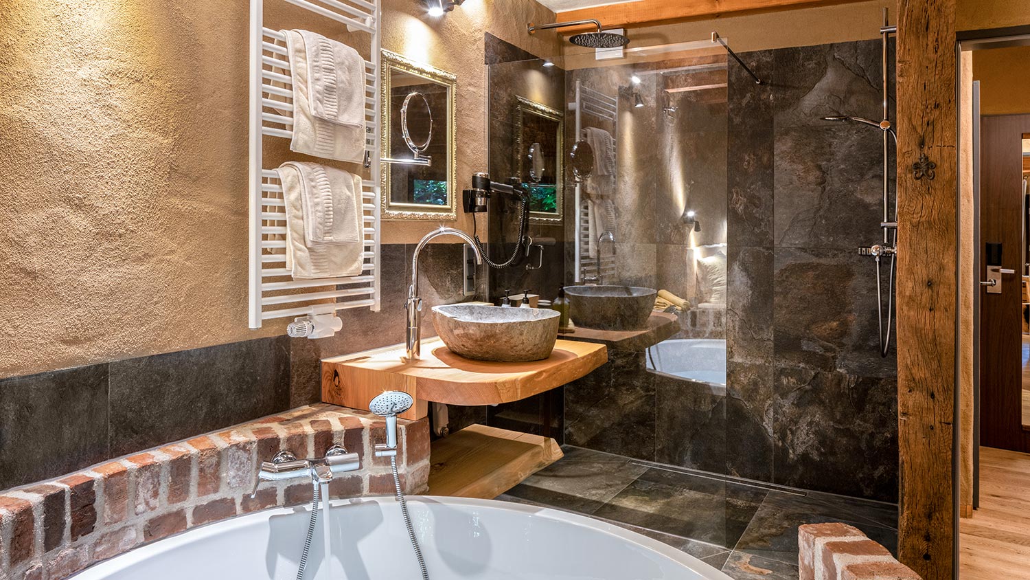 offenes-badezimmer-badewanne