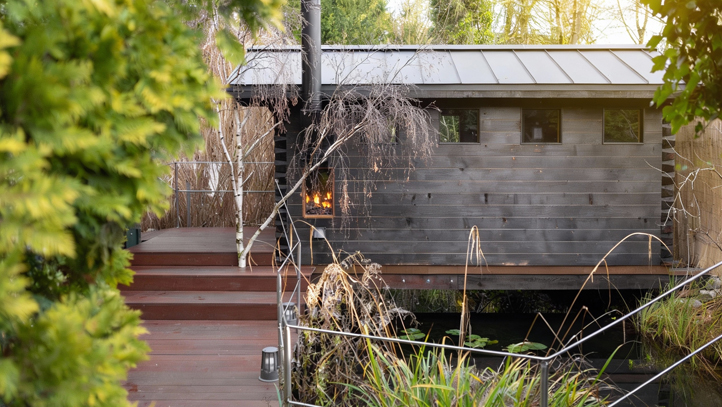 Finnische Blockhaus-Sauna mit Abendglut im Aussenbereich der Neandertal Therme