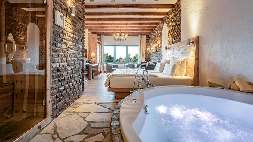 wellness-zimmer-sauna-whirlwanne