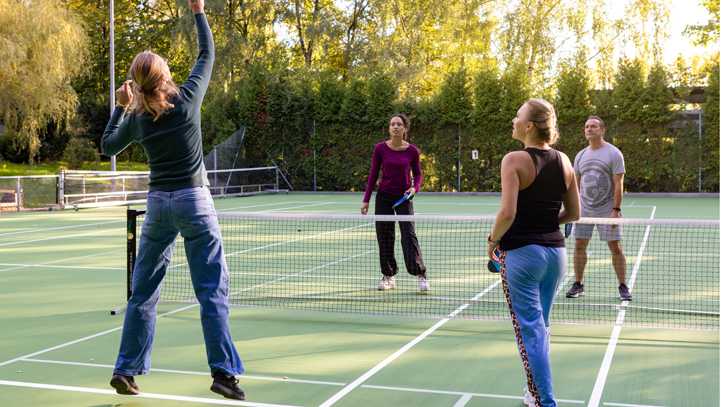 Pickleball ganzjaehrig auf Land Gut Hoehne im Park spielen