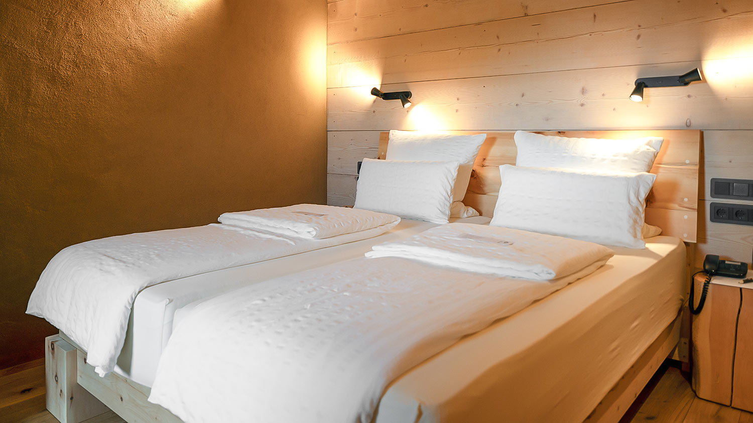 zirbenholzbett-lehmputz-wellnesszimmer