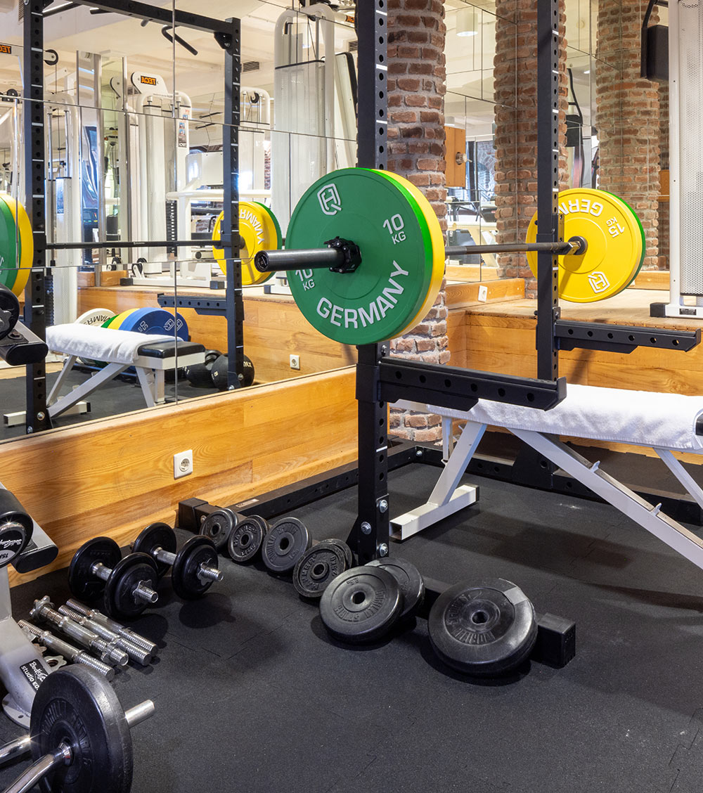 langhantel-fitnessstudio-wellnesshotel