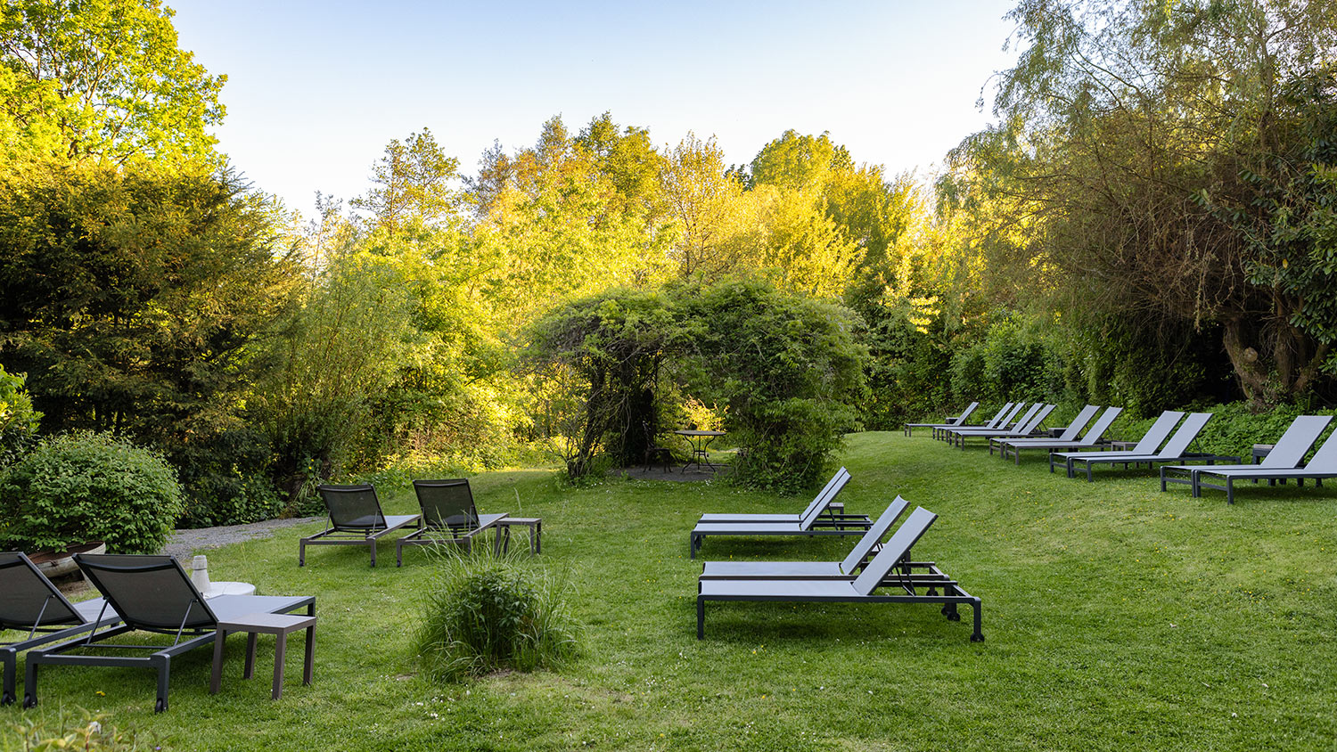 naturpark-liegewiese-wellnesshotel